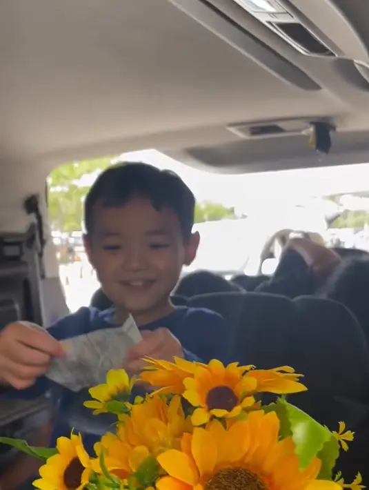 "Setelah berkegiatan turun dapil di kab Banyumas dan Cilacap lanjut manggung di Jogja.. pagi ini kembali ke Jakarta dijemput duo anak lanang MasyaAllah sweet bangettt sih 🥰🥰🥰🥰," tulis vickyshu sebagai caption video yang diunggah pada 15 Desember. [Instagram/vickyshu]