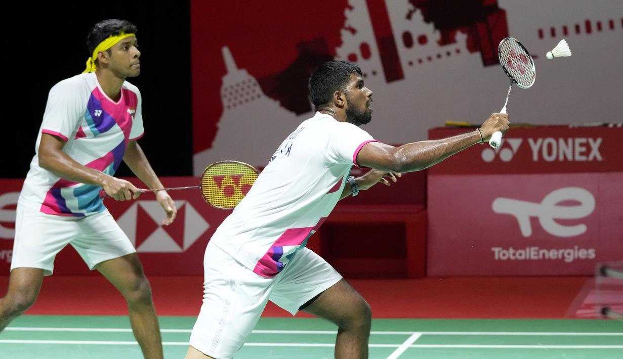 Menurut laporan BWF, pasangan India tersebut menyatakan mundur usai muncul rekomendasi dari dokter yang menangani Chirag Shetty (kiri). Shetty telah melakukan perawatan pada lututnya sejak Olimpiade Tokyo 2020. (AP/Dita Alangkara)