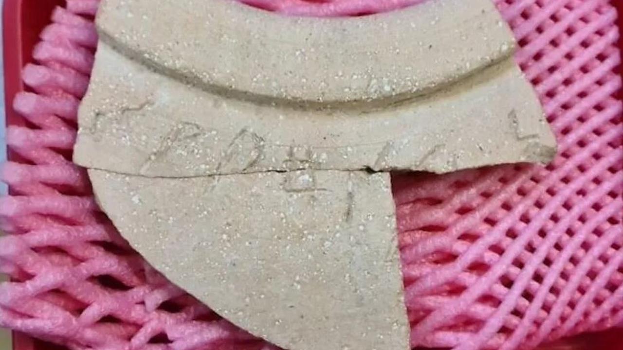 Berdasarkan interpretasi baru, yang diterbitkan dalam Jerusalem Journal of Archaeology, tulisan kuno itu dipahat menggunakan huruf Arabia Selatan Kuno dalam bahasa Sabaean, bahasa umum yang dituturkan di Jazirah Arab di kerajaan Sheba, di tempat yang seka