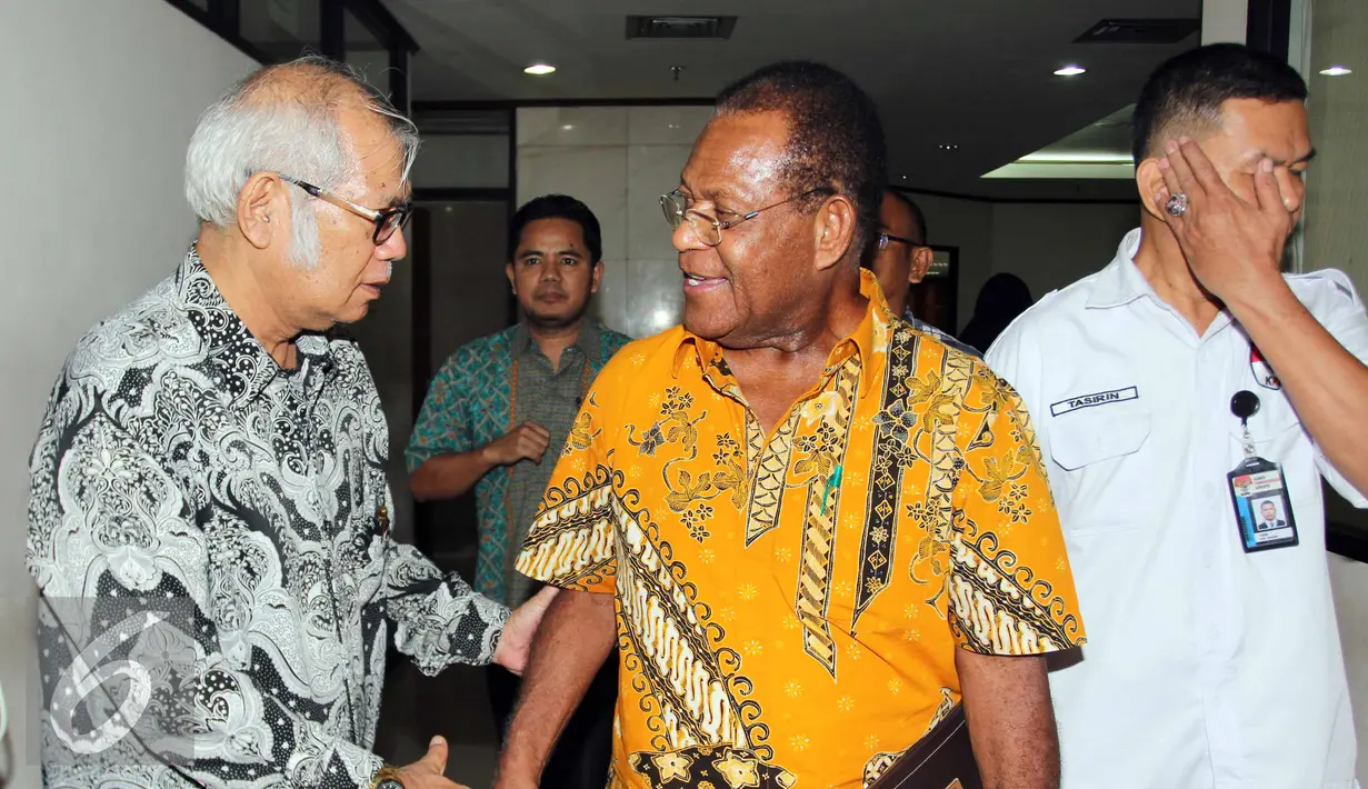 Mantan Gubernur Papua Barnabas Suebu (tengah) saat akan menjalani sidang di Pengadilan Tipikor, Jakarta, Senin (6/7/2015). Agenda sidang tersebut berisi dakwaan kepada Barnabas Suebu. (Liputan6.com/Helmi Afandi)
