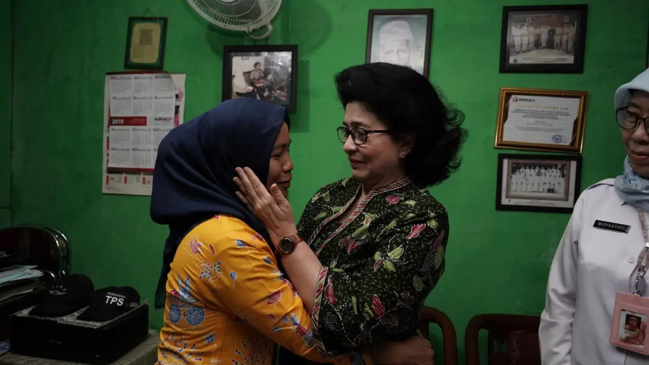 Menkes Nila Moeloek kunjungi keluarga petugas KPPS yang meninggal