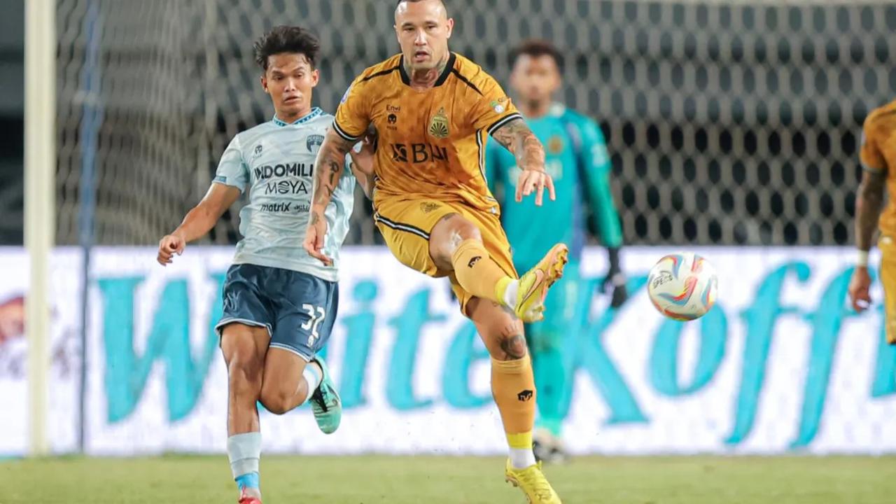 Pemain Timnas Belgia keturunan Indonesia, Radja Nainggolan, sukses debut bersama Bhayangkara FC dalam kemenangan 3-0 melawan Persita Tangerang.