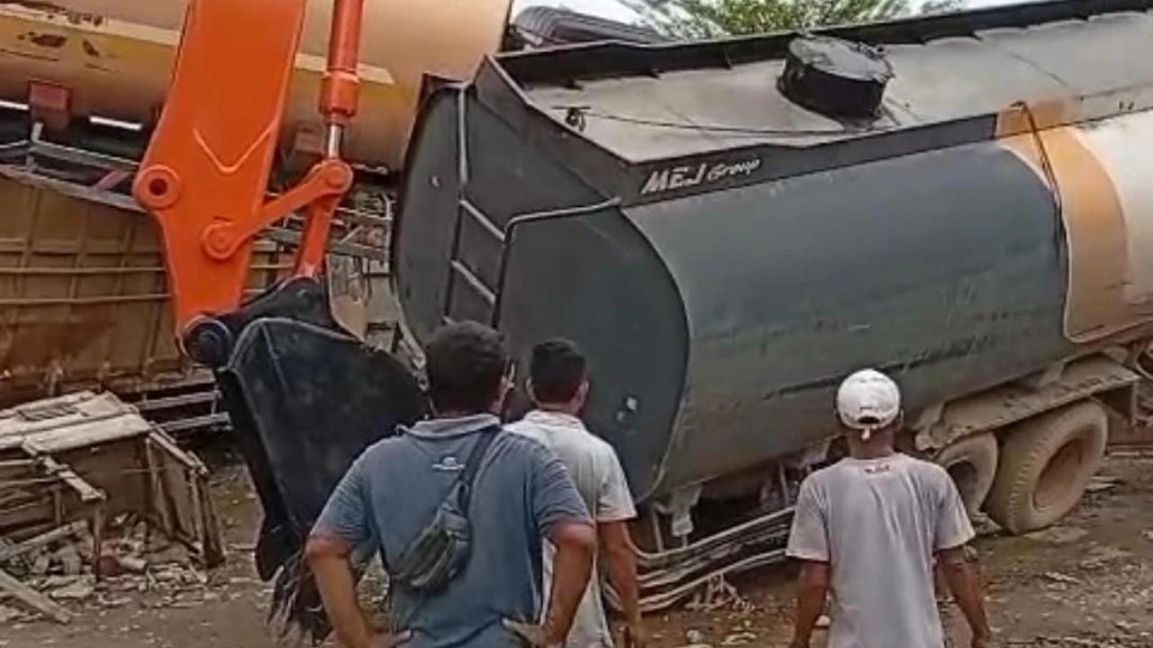 Kerahkan Dua Alat Berat, Polres Aceh Tamiang Evakuasi Truck Tangki Tersapu Banjir Bandang