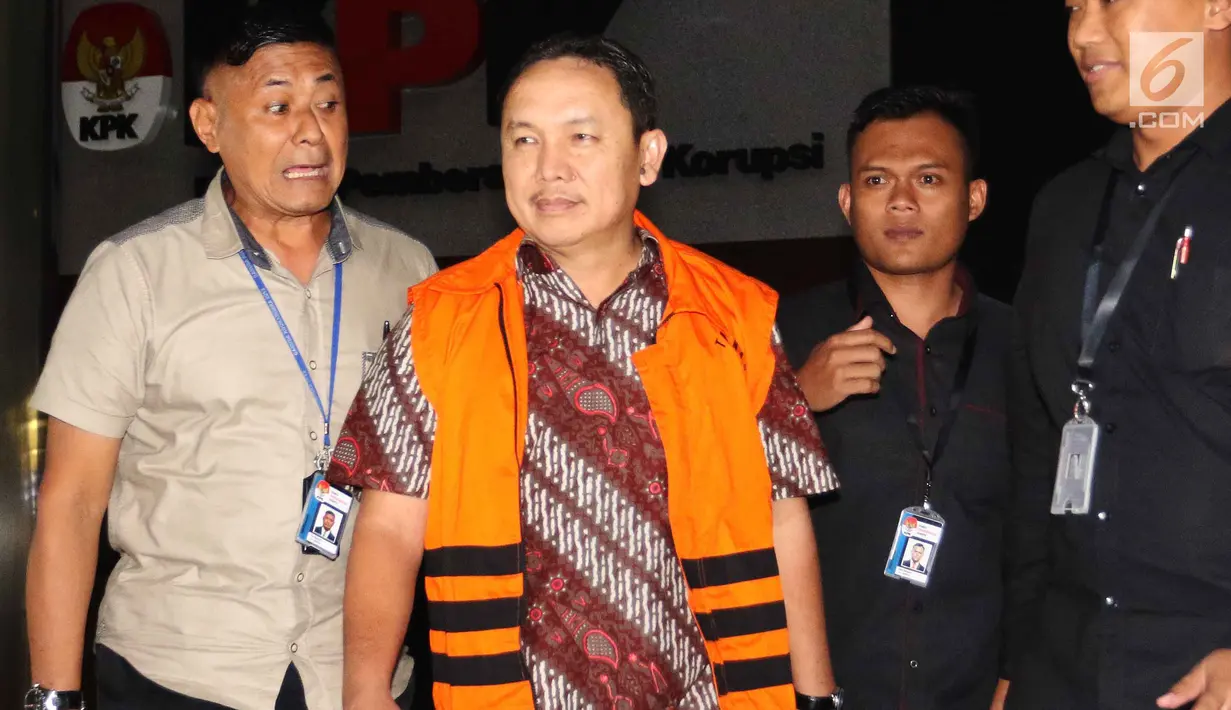 Tersangka Bupati Halmahera Timur nonaktif Rudi Erawan usai menjani pemeriksaan di Gedung KPK, Jakarta Selatan, Senin (19/2). Rudi diduga menerima suap dan gratifikasi yang berkaitan dengan proyek tersebut sebesar Rp 6,3 miliar. (Liputan6.com/Angga Yuniar)
