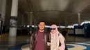 Febby Rastanty tampak menjalankan umrah di bulan Ramadan bersama suaminya. Febby mengenakan abaya pink senada dengan kerudung panjang pink bermotif.  [@febbyrastanty]