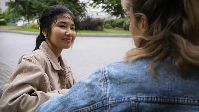 Ilustrasi mendengarkan teman