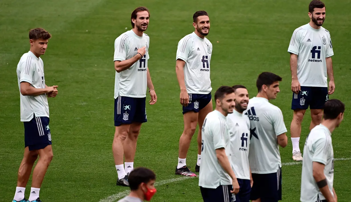 Para pemain Spanyol saat menghadiri sesi latihan di stadion Wanda Metropolitano di Madrid (3/6/2021). Spanyol akan menghadapi Portugal dalam pertandingan persahabatan internasional pada Sabtu (5/6/2021). (AFP Photo/Javier Soriano)