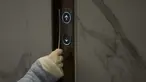 Pekerja medis mengumpulkan sampel dari tombol lift untuk pengujian COVID-19 di pusat media utama di Olimpiade Musim Dingin Beijing 2022, 11 Februari 2022. Tak hanya manusia, penyelenggara Olimpiade Beijing juga melakukan tes pada gagang pintu, tombol lift, sofa dan mesin ATM. (AP Photo/Jae C.Hong)