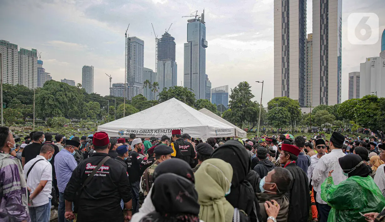 Puluhan pelayat yang berasal dari berbagai kelompok masyarakat dalam pemakaman Ketua DPW PPP Abraham Lunggana atau Haji Lulung di TPU Karet Bivak, Jakarta, Selasa (14/12/2021). Lulung dikabarkan menghembuskan nafas terakhir pukul 10.51 WIB di RS Harapan Kita, Jakarta. (Liputan6.com/Faizal Fanani)