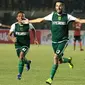 Striker Persebaya Surabaya, Manuchehr Jalilov, merayakan gol yang dicetaknya ke gawang Perseru Serui pada laga Piala Presiden 2019 di Stadion Si Jalak Harupat, Bandung, Sabtu (2/3). Persebaya menang 3-2 atas Perseru. (Bola.com/Yoppy Renato)