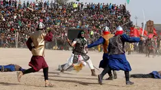 Aktor menggunakan pakaian prajurit kuno saat melakukan reka ulang adegan Pertempuran Karbala yang menewaskan Husain bin Ali, di Sadr City, Baghdad, Irak (12/10). Pertempuran Karbala terjadi pada 10 Muharram 61 H abad ke-7 Masehi. (REUTERS/Ahmed Saad)
