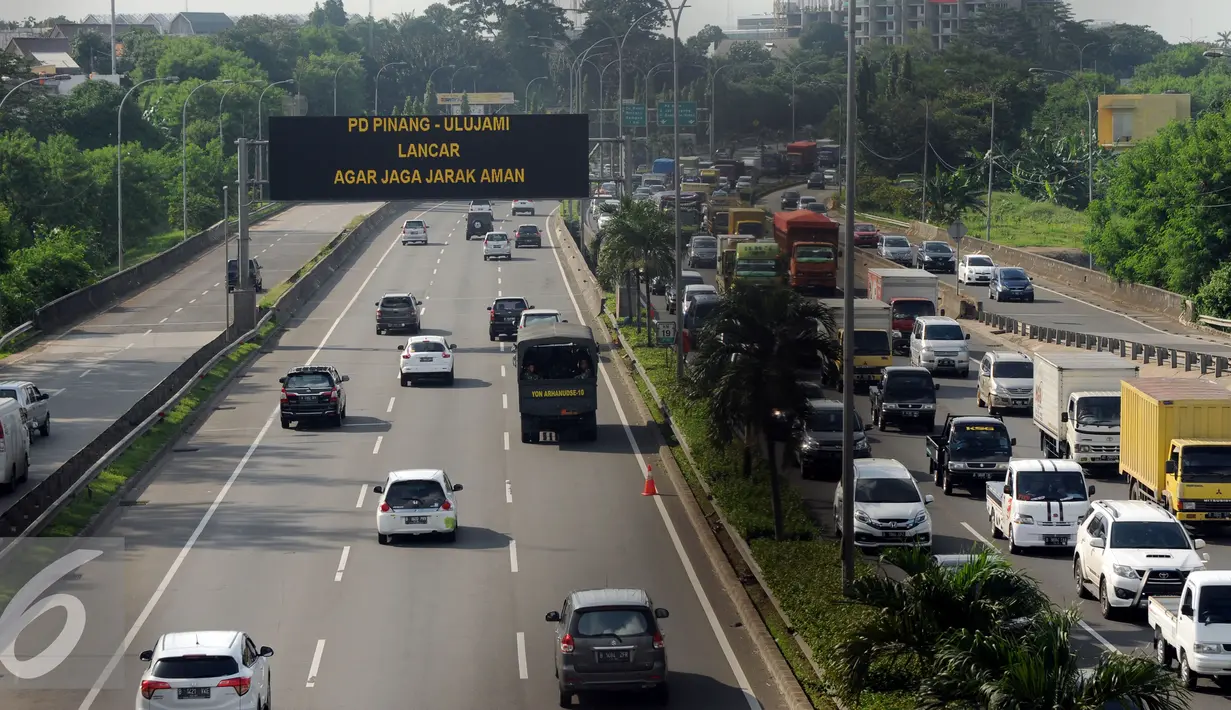 Pengendara melintas di jalan Tol Lingkar Luar Seksi Pondok Pinang-Jagorawi, Jakarta, Rabu (16/3/2016). Jaksa Agung HM Prasetyo mengatakan eksekusi ini mengalami proses panjang pasca putusan kasasi pada Oktober 2001. (Liputan6.com/Helmi Fithriansyah)