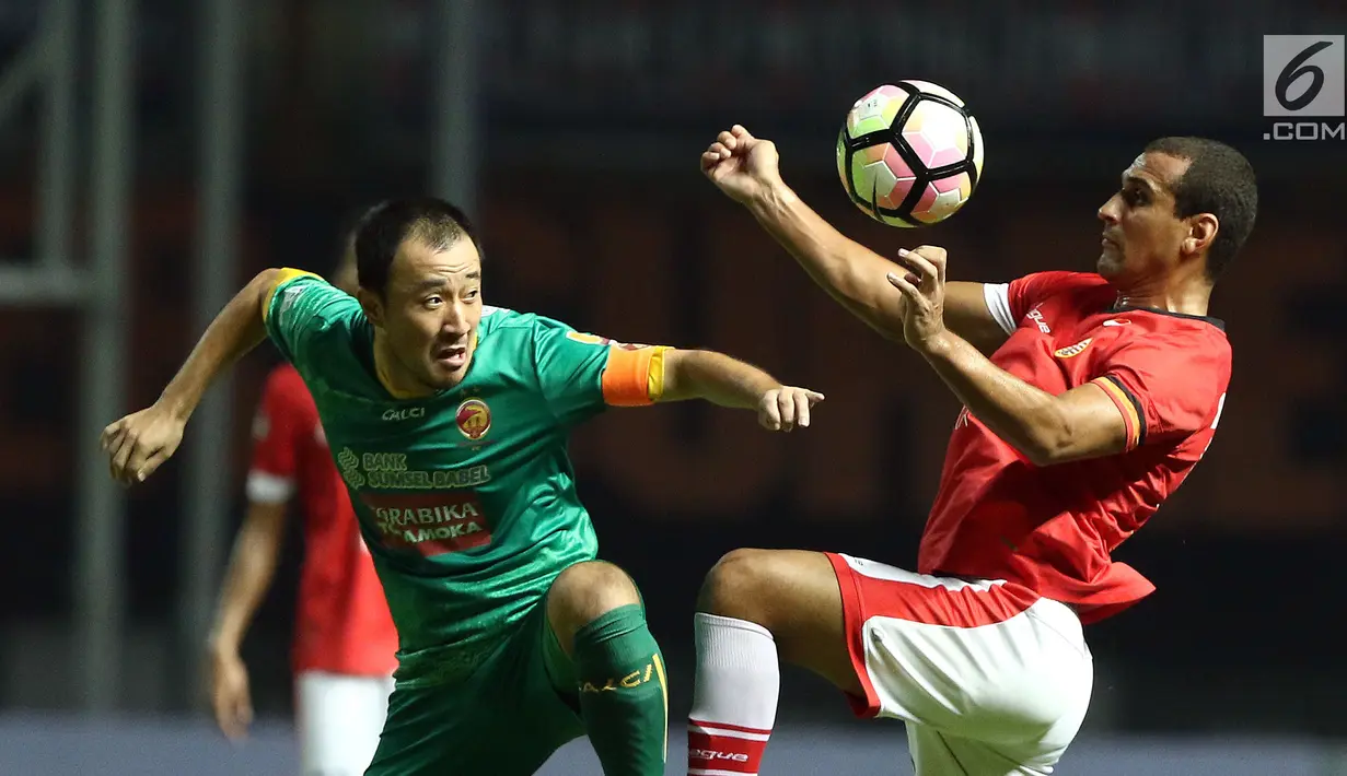Kapten tim Sriwijaya FC, Yu Hyunko (kiri) berebut bola dengan penyerang Persija, Bruno Lopes saat lanjutan Liga 1 Indonesia di Stadion Wibawa Mukti, Cikarang Kab Bekasi, Jumat (16/6). Persija unggul 1-0. (Liputan6.com/Helmi Fithriansyah)