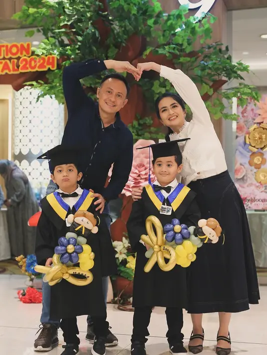 Walaupun terlahir kembar, Magha dan Degha memiliki wajah yang berbeda. Terlihat keduanya tidak identik satu sama lain. Fenomena anak kembar tidak memiliki wajah persis ini merupakan hal yang wajar. Meski begitu, keduanya sama-sama ganteng dan menggemaskan. (Liputan6.com/IG/@dewayoga_07)