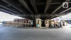 Pekerja menyelesaikan pembuatan furniture (perlengkapan rumah) di kolong Flyover Kranji, Bekasi, Jawa Barat, Sabtu (7/11/2020). Selama pandemi COVID-19 berlangsung, pedagang mengeluhkan daya beli masyarakat yang turun drastis. (Liputan6.com/Johan Tallo)