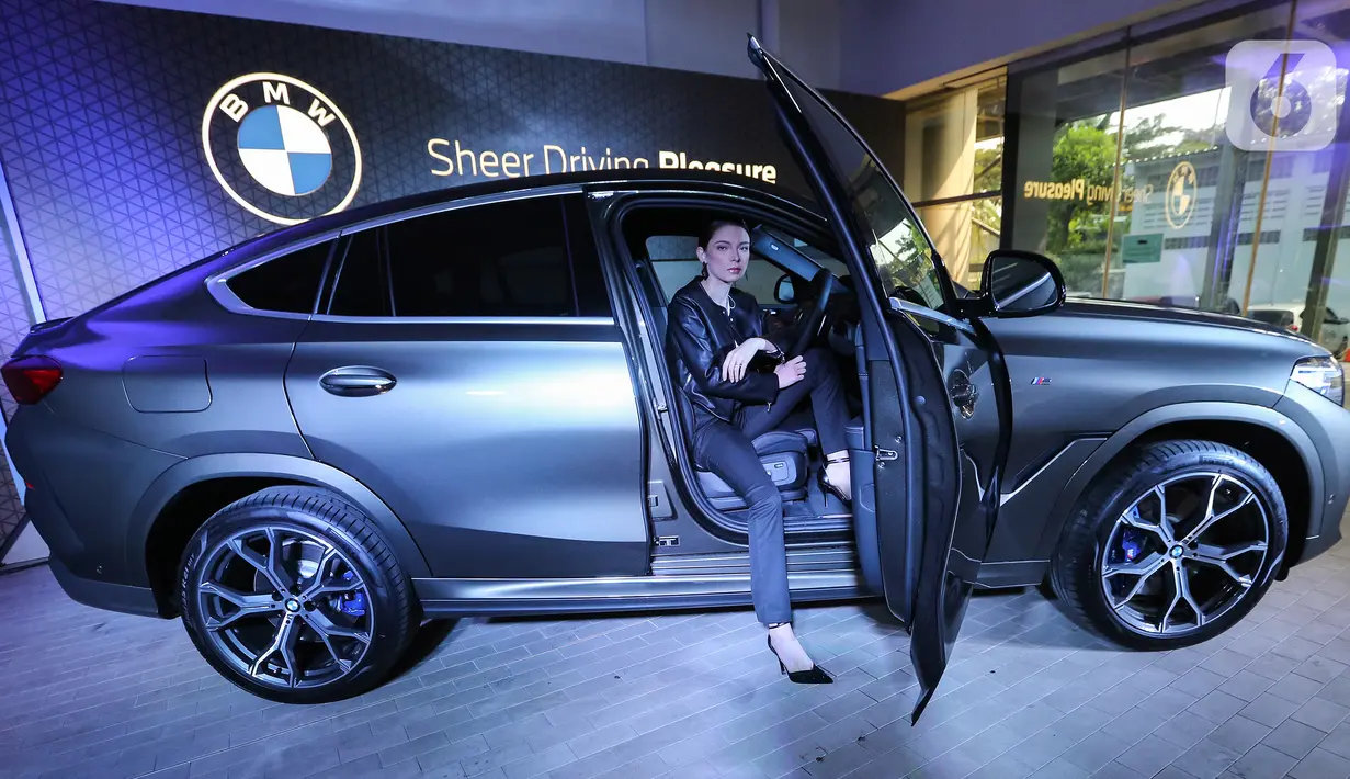 Model berpose di mobil all-new BMW X6 saat peluncuran di German Centre BSD, Tangerang Selatan. The News X6 miliki panjang 4.935 mm dan 2.004 mm serta lebih rendah pada 1.696 mm. (Liputan6.com/Fery Pradolo)