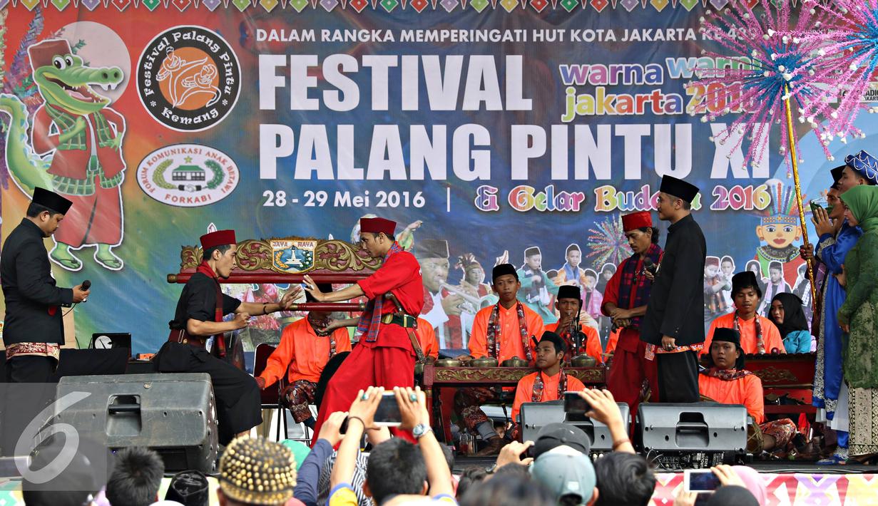 Aksi palang pintu saat Festival Palang Pintu 2016 di Kemang, Jakarta, (28/5). Festival tersebut menampilkan budaya Betawi di sepanjang Jalan Kemang Raya dengan dua panggung utama dan sekitar 270 booth. (Liputan6.com/Immanuel Antonius)