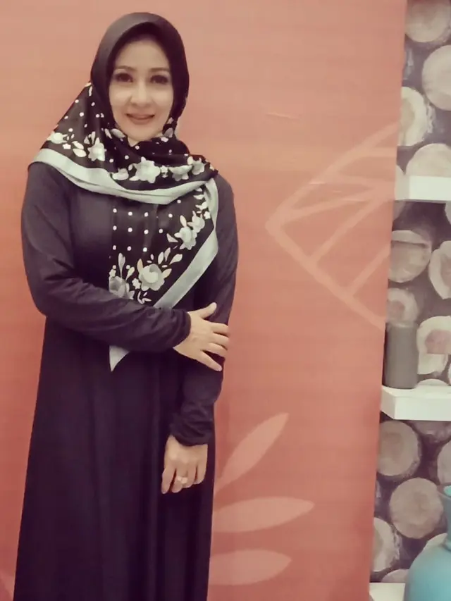 7 Pesona Ine Dewi Kala Tampil Pakai Hijab Ini Tuai Pujian