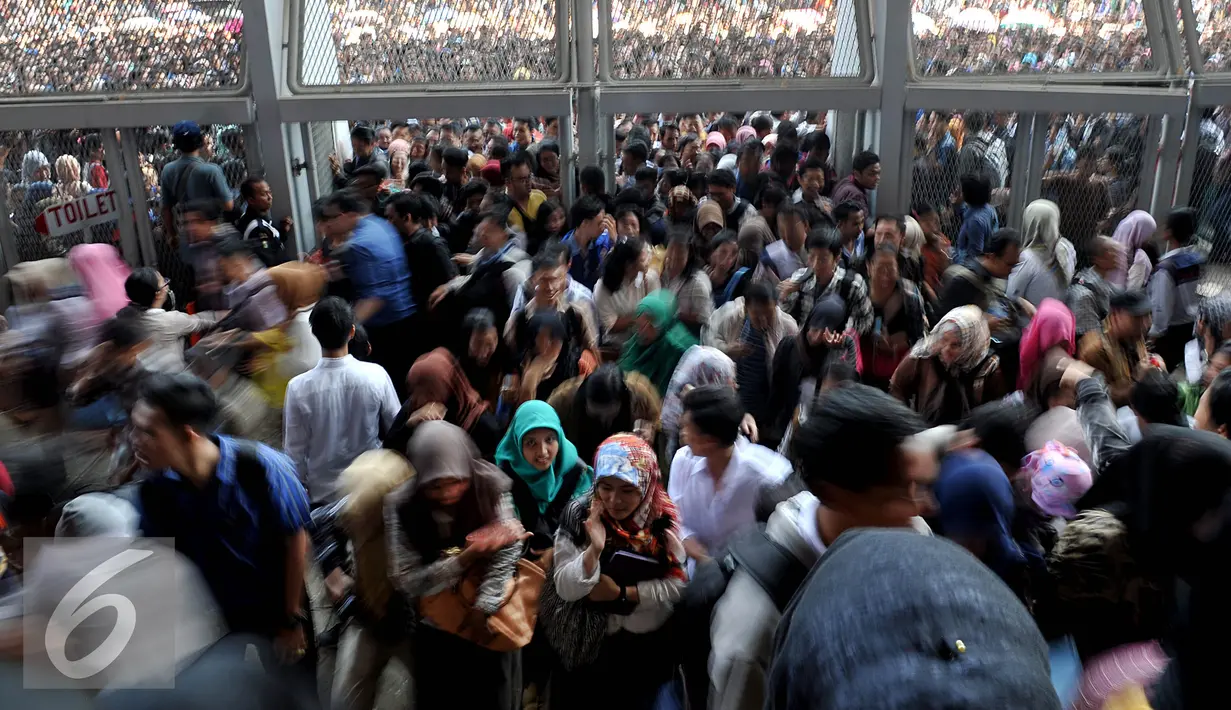 Antusias calon pencari kerja saat menghadiri Job Fair 2015 di Stadion GBK, Jakarta, Selasa (11/8/2015). Indonesia Spectacular Job Fair 2015 kembali digelar dengan menghadirkan 220 perusahaan Nasional & Multinasional. (Liputan6.com/Johan Tallo)