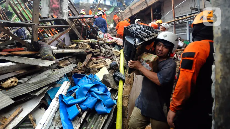 Tim SAR Masih Belum Temukan Korban Longsor di Kebon Jahe Bogor