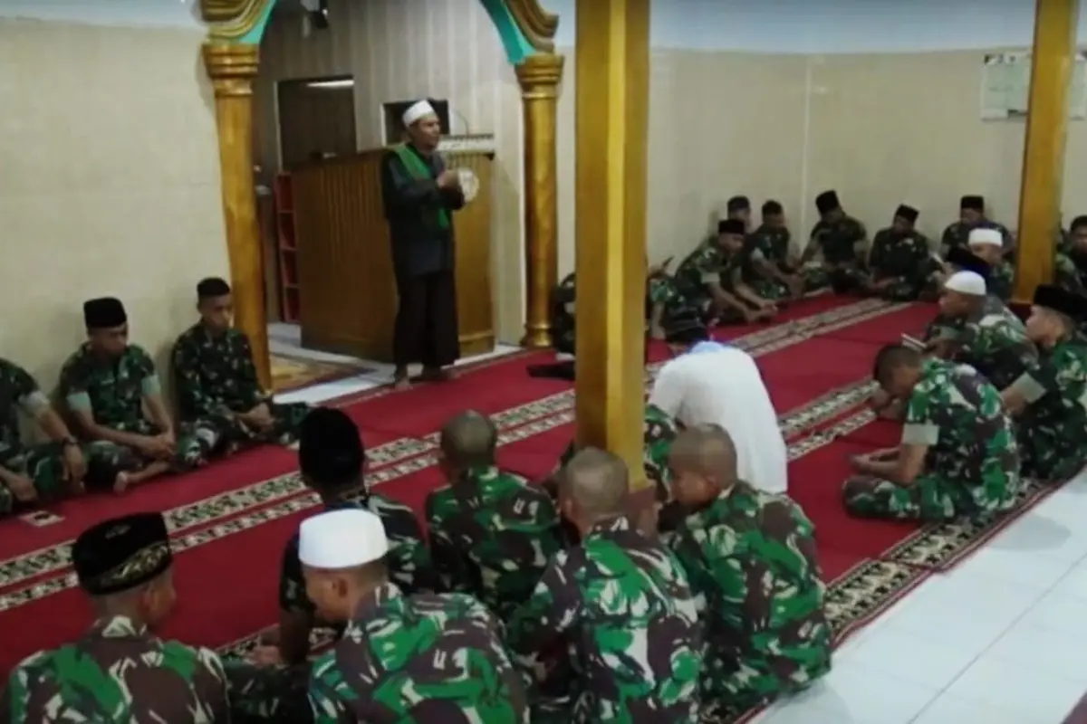 Yonif 713/Satya Tama Gorontalo menggelar doa bersama dan salat gaib usai memastikan kabar gugurnya anggota TNI Serda Miftachur Rohmat, usai baku tembak dengan Kelompok Kriminal Bersenjata (KKB). (Foto: Liputan6.com/Korem 133/Arfandi Ibrahim)