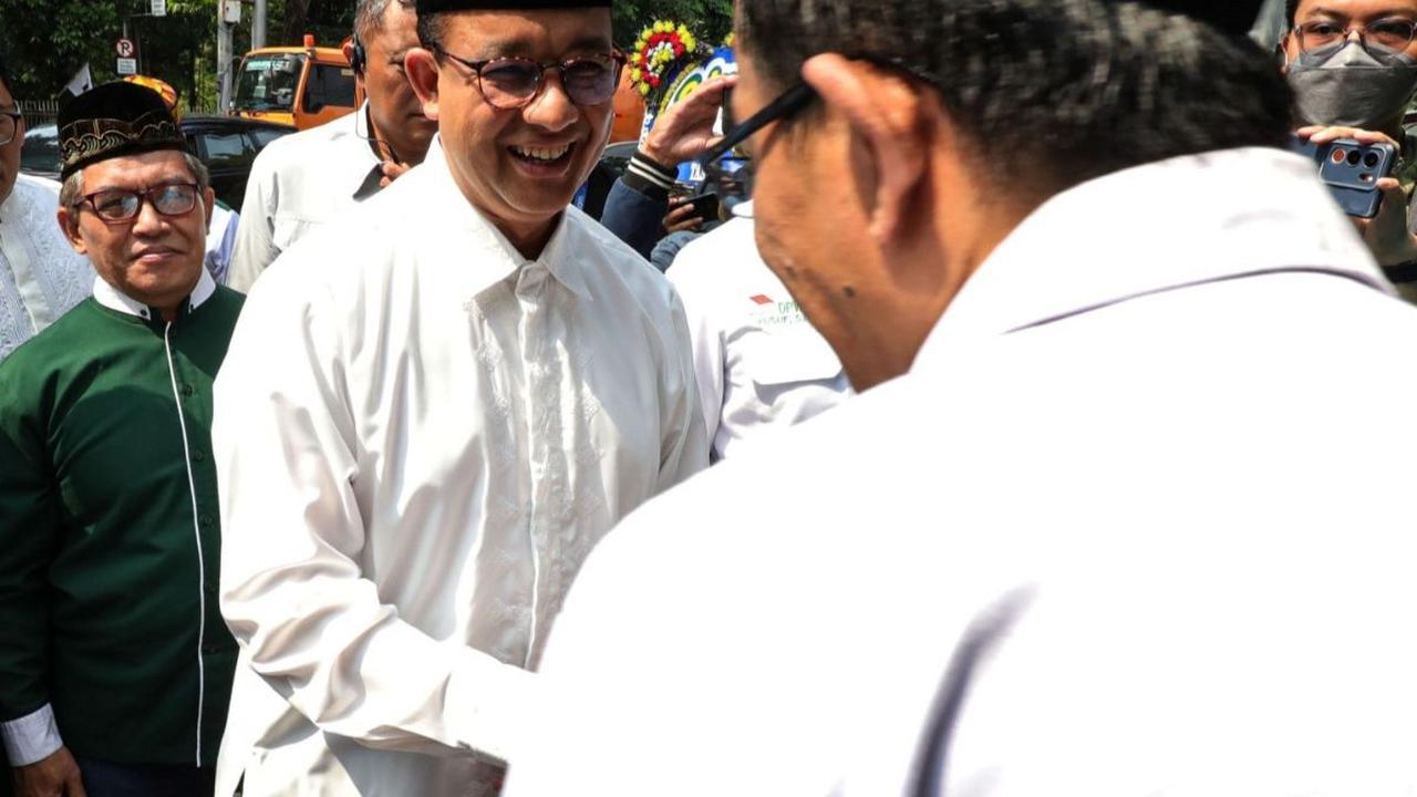 Kehadiran Anies Baswedan disambut hangat oleh para kader dan simpatisan PKB yang hadir dalam acara tersebut. <br><br>Terlihat Anies mengenakan baju koko putih saat tiba di kantor Dewan Pimpinan Wilayah (DPW) PKB Jakarta, Pulo Gadung, Jakarta Timur.