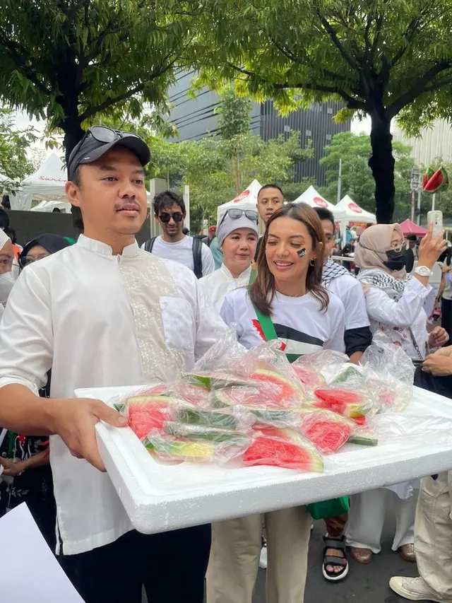 Najwa Shihab turun ke jalan menyuarakan dukungan terhadap rakyat Palestina yang terdampak perang Israel melawan Hamas. Ia bagi-bagi 1.000 semangka. (Foto: Dok. Instagram @kitabisacom)