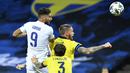 Penyerang Prancis, Olivier Giroud, duel udara dengan pemain Swedia, Pontus Jansson, pada laga UEFA Nations League di Friends Arena, Minggu (6/9/2020). Prancis menang 1-0 atas Swedia. (Christine Olsson/TT via AP)