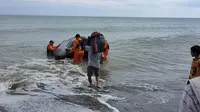 Tim Basarnas Manado mencari nelayan yang hilang di laut Bolmong Utara, Sulut.