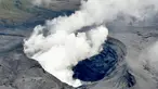 Pandangan udara kawah Gunung berapi Aso yang mengeluarkan asap dan debu ketika mengalami erupsi di Prefektur Kumamoto, Sabtu (8/10). Menurut Badan Meteorologi Jepang, gunung itu melontarkan debu vulkanik hingga 11 ribu meter ke langit. (Kyodo/via REUTERS)