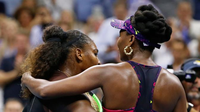 Petenis Serena Williams (kiri) memeluk kakak perempuannya, Venus Williams usai bertanding di putaran ketiga turnamen tenis AS Terbuka di New York, Jumat (31/8). Serena mengalahkan Venus dengan skor 6-1, 6-2. (AP Photo/Adam Hunger)