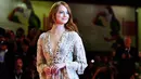 Aktris Emma Stone berpose saat tiba menghadiri pemutaran film "The Favorite" selama Festival Film Venice ke-75 di Venice Lido, Italia, (30/8). Emma Stone tampil cantik dengan gaun transparan warna krem. (AFP Photo/Vincenzo Pinto)