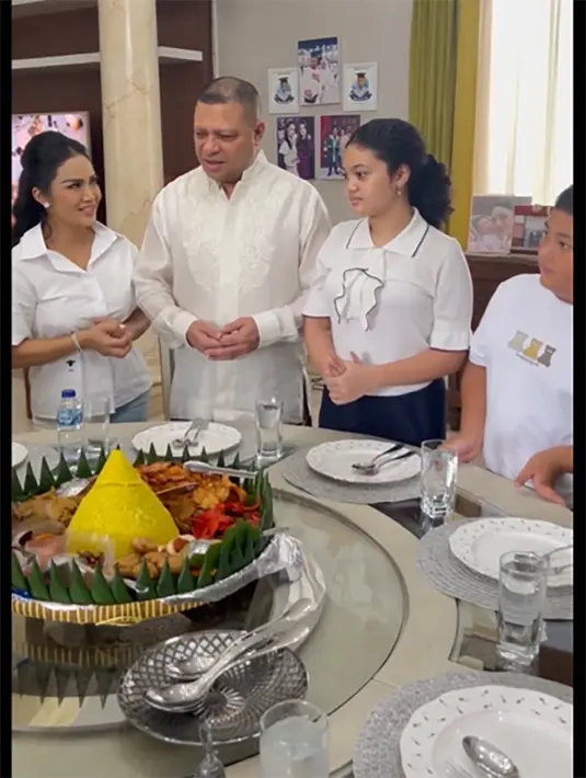 <p>[Instagram/krisdayantilemos]</p>