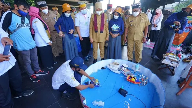 Melatih Guru Sekolah Dasar Negeri dan Swasta
