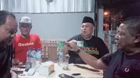 Dua tokoh politik Jawa Barat, meluangkan waktu santai dengan mengobrol di sebuah kedai kopi di wilayah Rawalumbu, Kota Bekasi.