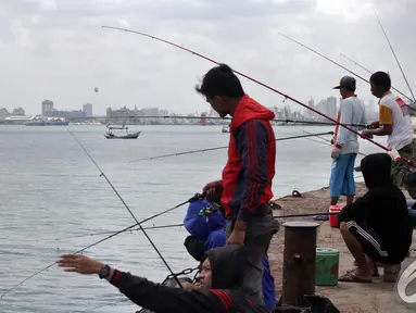 Memancing menjadi hobi sebagian warga Jakarta dan sekitarnya, Pelabuhan Muara Baru, Jakarta, Minggu (11/1/2015). (Liputan6.com/Faizal Fanani)