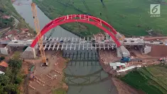 Kendaraan pemudik melintasi Jembatan Kali Kuto pada ruas tol fungsional Batang-Semarang, Gringsing, Batang, Jateng, Rabu (13/6). Jembatan ini dioperasikan sementara untuk arus mudik dan arus balik Lebaran 2018. (Liputan6.com/Arya Manggala)