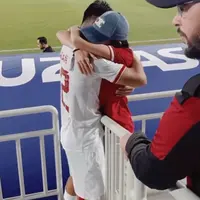 Tadi malam, Indonesia berhasil mengalahkan Korea Selatan di perempatfinal AFC U-23. Azizah Salsha setia memberi dukungan kepada sang suami, Pratama Arhan, saat bertanding. [Foto: Instagram/azizahsalsha_]