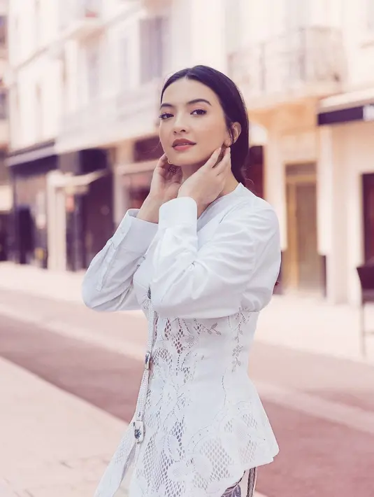 Potongan kebaya yang ikuti bentuk tubuh bikin body goals Raline Shah meski berbusana tertutup [@ralineshah]