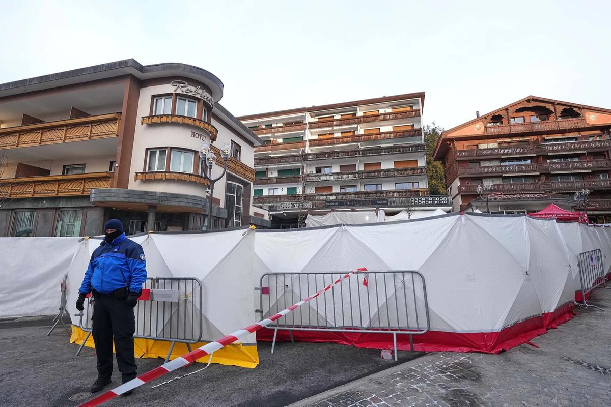 FOTO: Warga Berdoa dan Letakkan Karangan Bunga di Lokasi Kebakaran Crans Montana Swiss