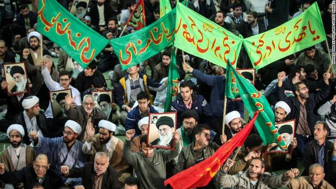 Demonstrasi di Iran yang berawal pada Kamis, 28 Desember 2017. Demo dilaporkan terjadi berlarut-larut dan menyebar ke beberapa kota (AFP)