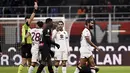 Wasit menunjukkan kartu merah kepada pemain Torino Koffi Djidji saat bertanding melawan AC Milan mpada babak 16 besar Coppa Italia di Stadion San Siro di Milan, Italia, Kamis (12/1/2023). Torino menang tipis atas AC Milan dengan skor 1-0 berkat gol Michel Adopo di perpanjangan waktu. (Marco Alpozzi/LaPresse via AP)