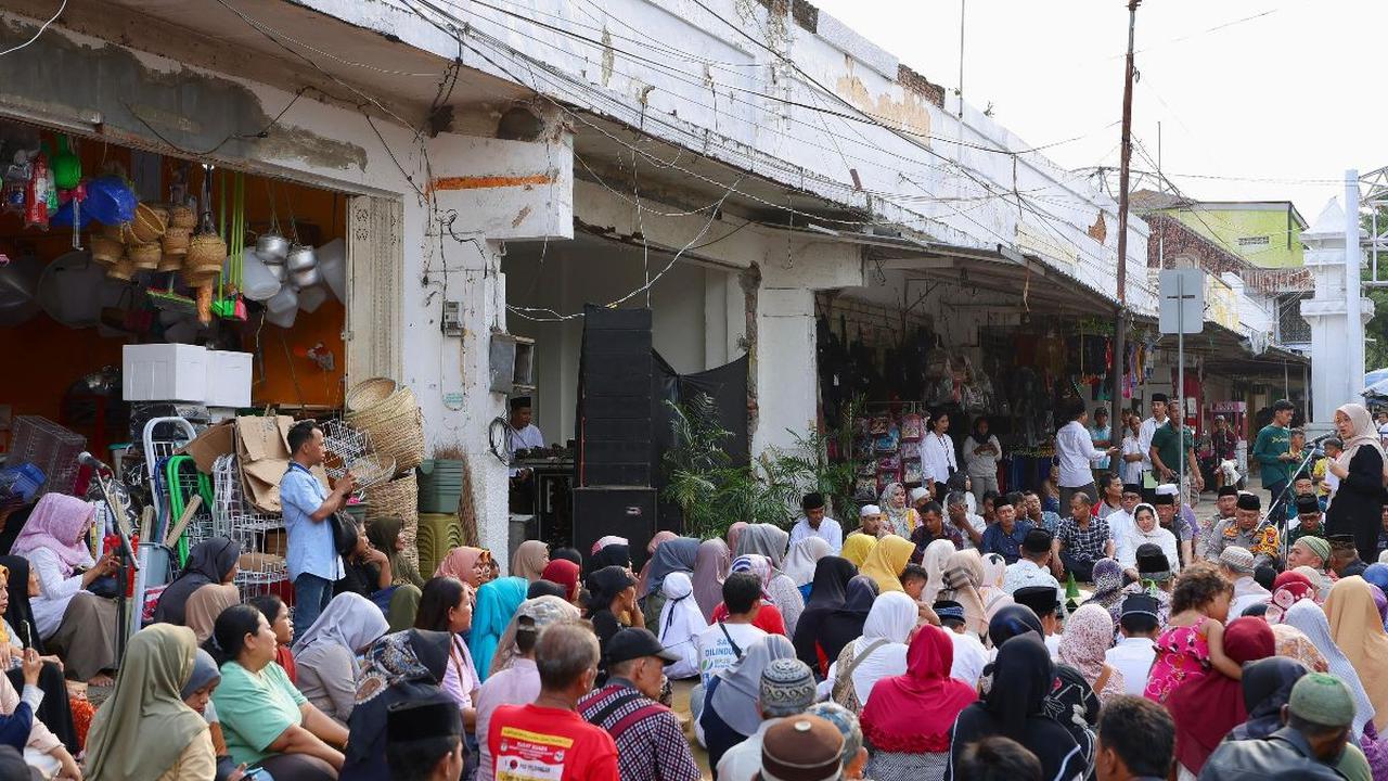 Ratusan pedagang dari sejumlah paguyuban berkumpul bersama. Memanjatkan doa guna lancarnya program yang telah dicanangkan cukup lama tersebut.