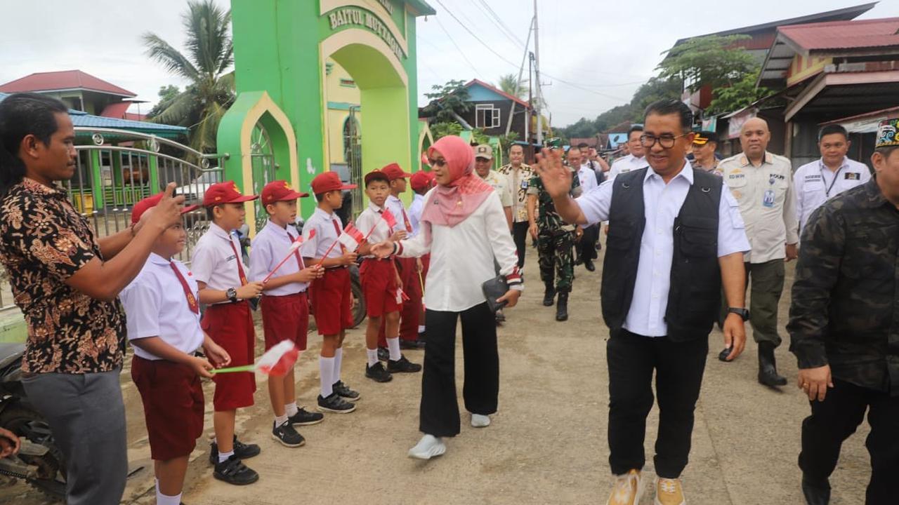Pj Gubernur Kaltim Sapa Pelajar dan Salurkan Bantuan di Mahakam Ulu