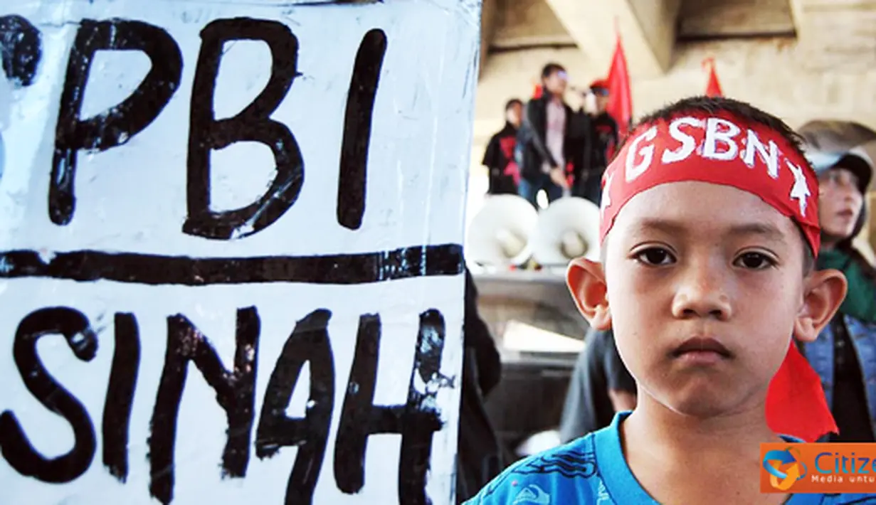 Citizen6, Makassar: Seorang anak mengikuti aksi untuk memperingati 16 tahun meninggalnya Marsinah di bawah Jalan layang Urip Sumoharjo, Makassar, minggu (8/5). (Pengirim: Rahmad Didi) 