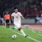 Pemian Timnas Indonesia, Pratama Arhan mengejar bola saat laga Kualifikasi Piala Dunia 2026 melawan Australia di Stadion Utama Gelora Bung Karno (SUGBK), Senayan, Jakarta, Selasa (10/09/2024). (Bola.com/Bagaskara Lazuardi)