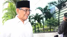 Anggota Dewan Pertimbangan Presiden (Wantimpres) K.H Hasyim Muzadi mendatangi Gedung KPK,Jakarta, Senin (23/3/2015). Kedatangan Hasyim untuk menjenguk mantan Ketua Umum Partai Demokrat Anas Urbaningrum yang ditahan di KPK.(Liputan6.com/Helmi Afandi)