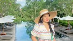 Titi Kamal kerap kali tampil dengan gaya natural. Selain itu, ia juga menambahkan aksesoris seperti topi pantai yang membuatnya nampak semakin menawan. (Liputan6.com/IG/@titi_kamall)