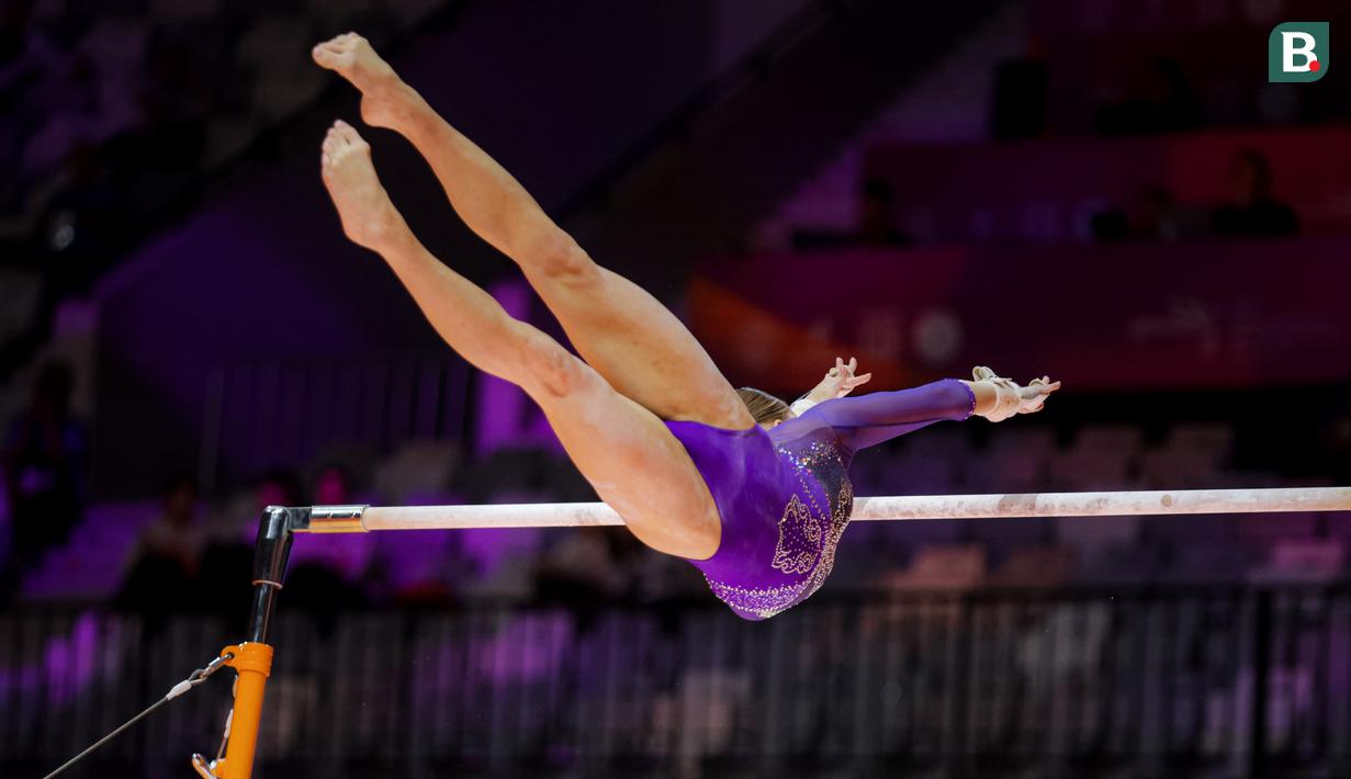 Pesenam asal Rusia, Angelina Melnikova beraksi pada nomor palang bertingkat saat final aparauts putri Kejuaraan Dunia Gimnastik 2025 di Indonesia Arena, Senayan, Jakarta, Jumat (24/10/2025). Angelina berhasil menorehkan nilai 14,466 poin. (Bola.com/Bagaskara Lazuardi)