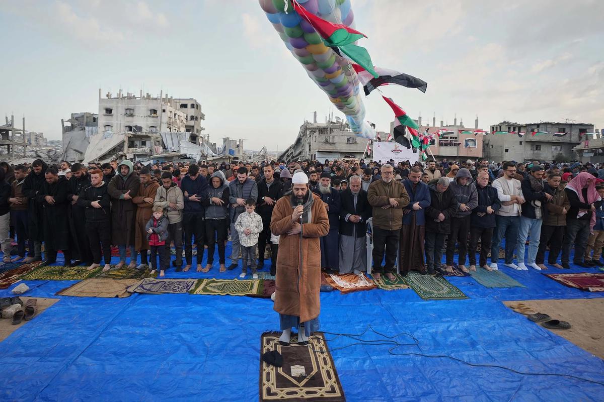FOTO: Salat Idul Fitri di Tengah Reruntuhan Gaza